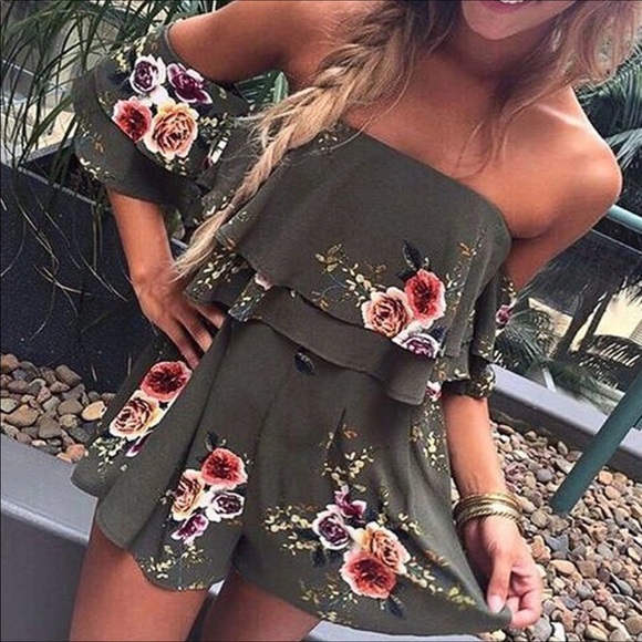 🌷New🌷Olive Green Short Floral Romper - Picture 4 of 6